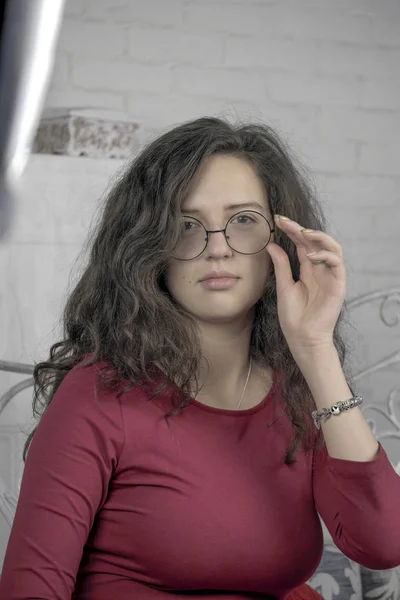 Hermosa Chica Atractiva Vestido Rojo Gafas Sobre Fondo Claro — Foto de Stock