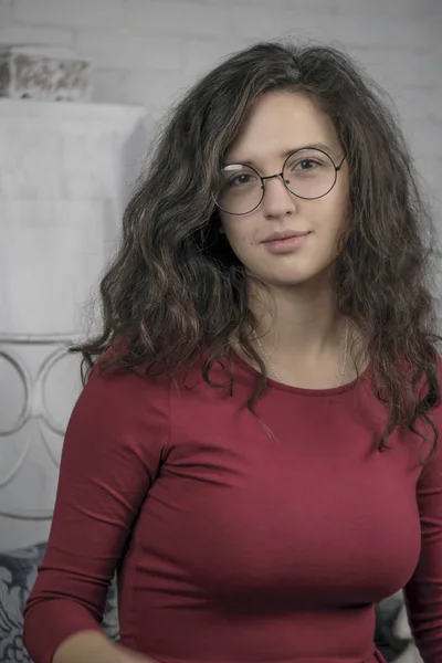 Menina Bonita Atraente Vestido Vermelho Óculos Fundo Leve — Fotografia de Stock