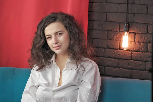 Mooi Aantrekkelijk Meisje Een Witte Mannen Shirt Zit Een Blauwe — Stockfoto