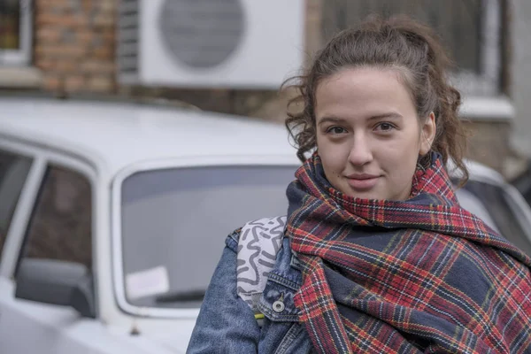 Mooi Aantrekkelijk Meisje Met Een Rode Geruite Sjaal Achtergrond Van — Stockfoto