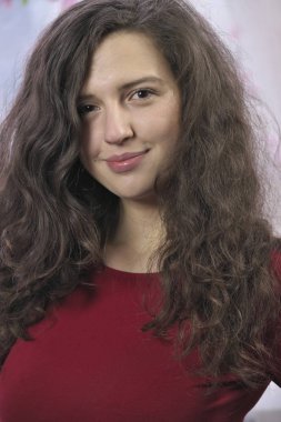 Kış cam kenarında oturan kırmızı elbiseli güzel çekici kız