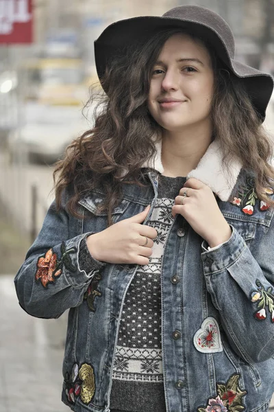 黒い帽子をかぶって街通り背景美しい魅力的な女の子 — ストック写真