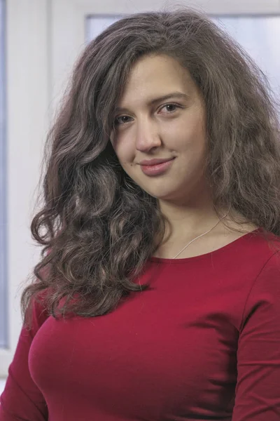 Menina Bonita Atraente Vestido Vermelho Sentado Junto Janela Inverno — Fotografia de Stock