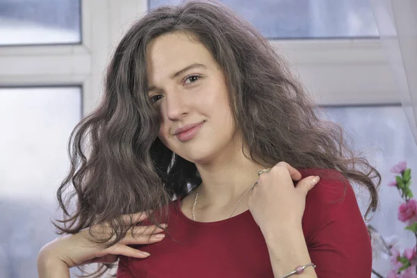 Hermosa Chica Atractiva Vestido Rojo Sentado Junto Ventana Invierno —  Fotos de Stock