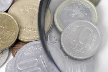 Farklı ülkelerin para yukarıdan çerçeve parçası üzerinde büyüteçle çekilir