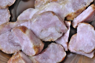 Ev yapımı domuz sosisi plaka yakın bir bölümünü yukarıdan masaya vurdu hardal ile dilimlenmiş