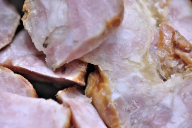 Ev yapımı domuz sosisi yukarıdan masaya vurdu plaka yakın çekim dilimlenmiş