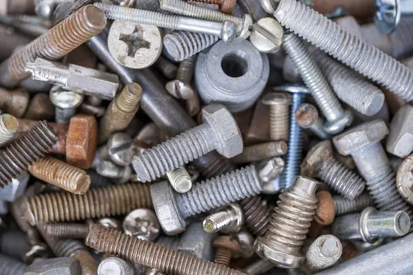 Farklı çaplarda metal civatalar