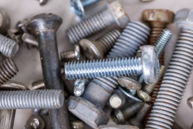 Farklı çaplarda metal civatalar