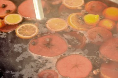 Dilimlenmiş meyve kaynar mulled şarap
