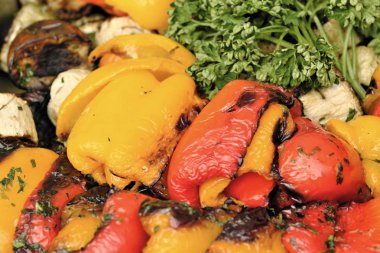 Açık havada pişmiş ızgara sebze