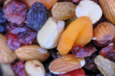 Kavrulmuş çekirdekleri farklı fındık ve kuru üzüm