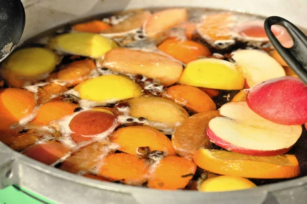 Vinho quente a ferver com fruta em fatias — Fotografia de Stock