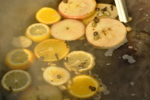 Vinho quente a ferver com fruta em fatias — Fotografia de Stock