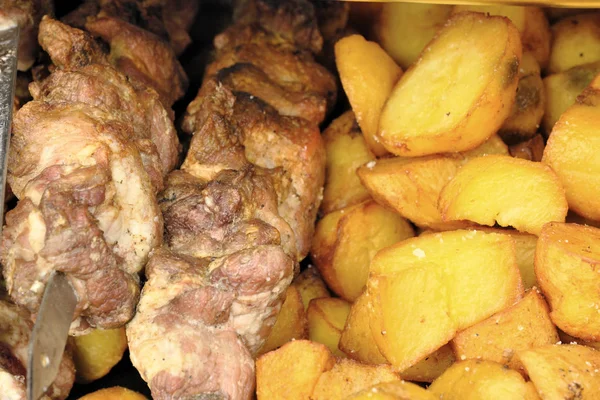 Patatas a la parrilla y carne — Foto de Stock