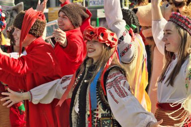 Neşeli kızlar ve erkekler için Festival kostümleri
