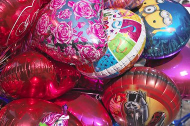 çok renkli kalpli balon