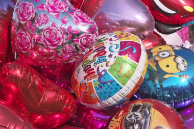 çok renkli kalpli balon