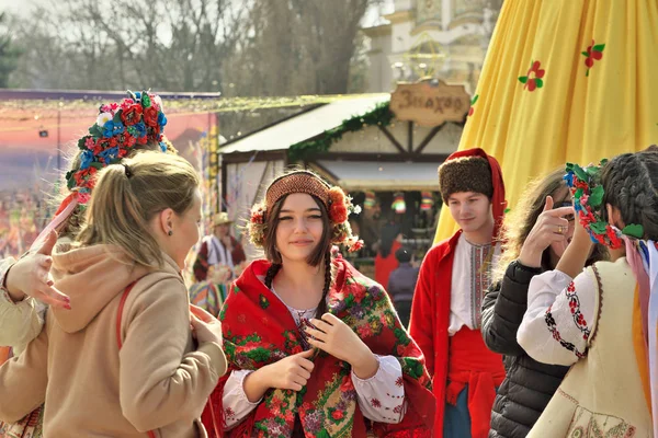 Веселые девочки и мальчики в праздничных костюмах — стоковое фото