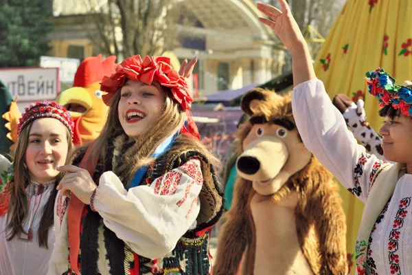 Веселі дівчата в святковий костюми — стокове фото