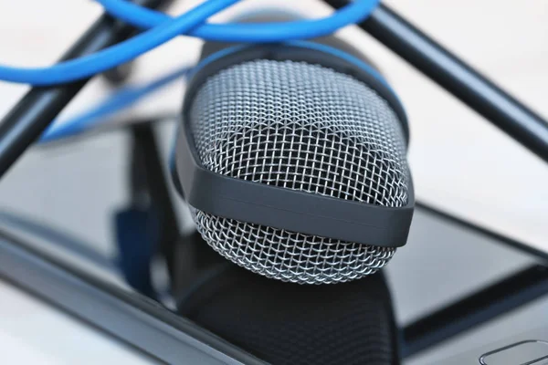 Конденсаторный микрофон и смартфон — стоковое фото