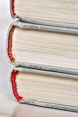 Eski bir hafif kapak kitaplarında yığını 