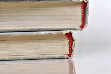 Eski bir hafif kapak kitaplarında yığını 