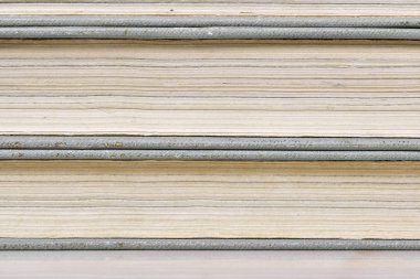 Eski bir hafif kapak kitaplarında yığını 