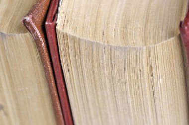 Eski bir hafif kapak kitaplarında yığını 