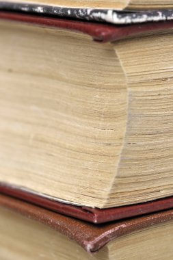 Eski bir hafif kapak kitaplarında yığını 