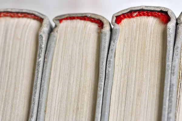 Stapelen van oude boeken in een lichte dekking — Stockfoto