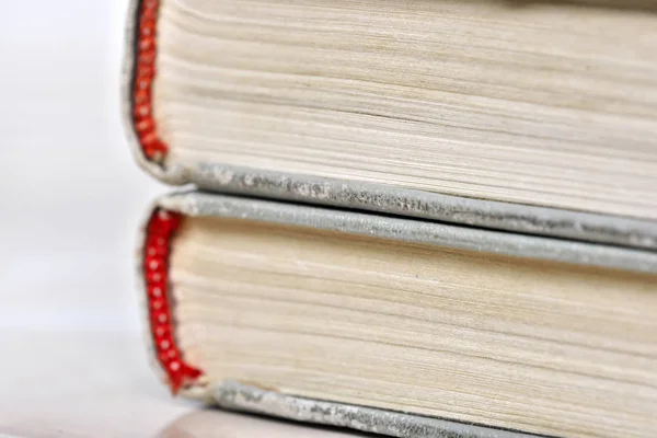 Eski bir hafif kapak kitaplarında yığını — Stok fotoğraf