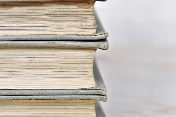 Eski bir hafif kapak kitaplarında yığını 