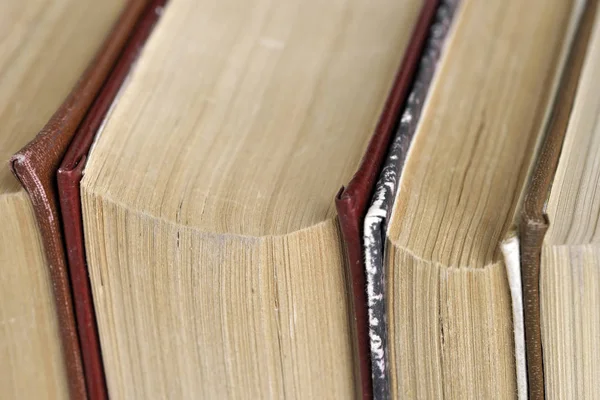 Stapelen van oude boeken in een lichte dekking — Stockfoto