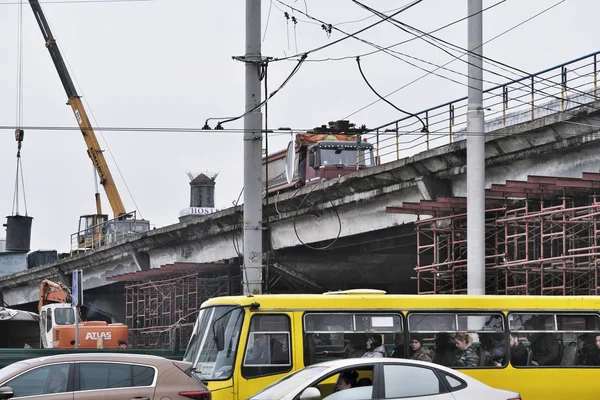 Dismantling of the old emergency bridge — Stock Photo, Image