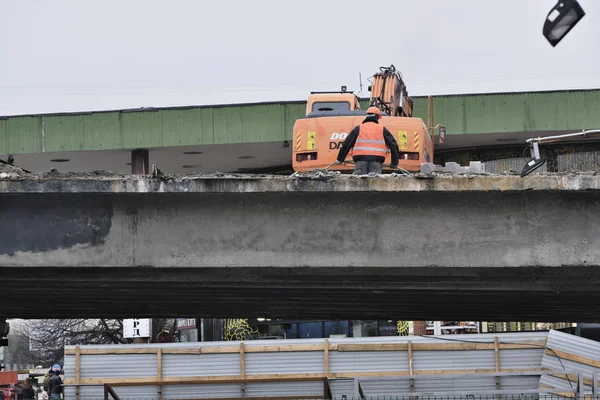 Демонтаж старого аварійного мосту — стокове фото