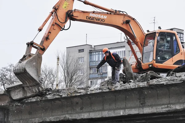 Демонтаж старого аварійного мосту — стокове фото