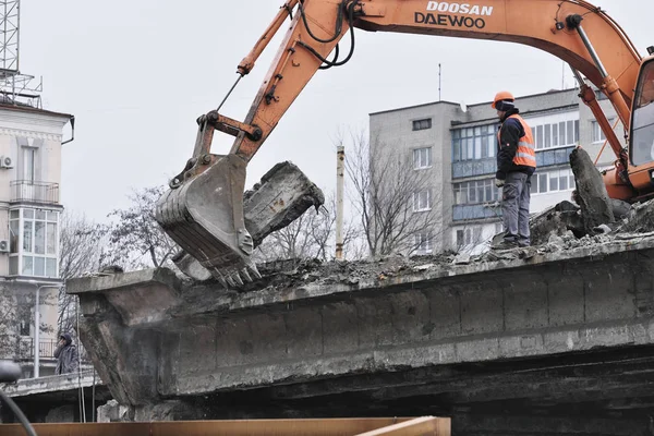 Демонтаж старого аварійного мосту — стокове фото