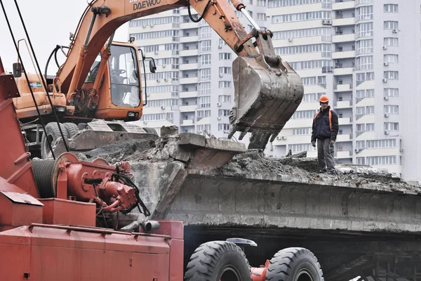 Демонтаж старого аварійного мосту — стокове фото