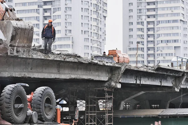 Dismantling of the old emergency bridge — Stock Photo, Image