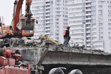 Eski acil köprü sökülmesi