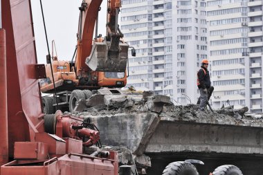 Eski acil köprü sökülmesi