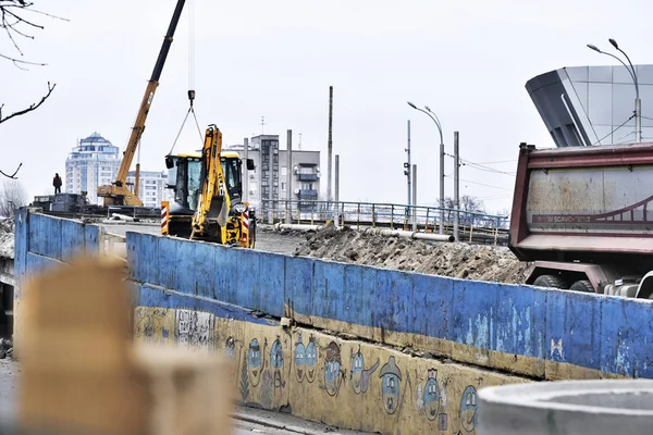 Dismantling of the old emergency bridge — Stock Photo, Image