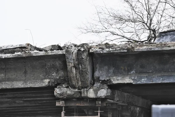 Демонтаж старого аварийного моста — стоковое фото