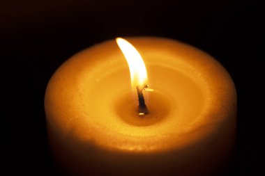 Bir pencere pervazına mum yanıklar