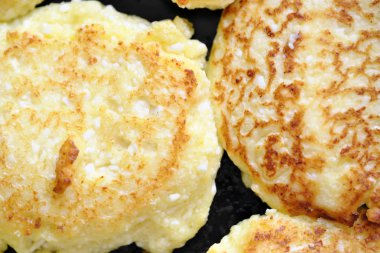 Cheesecakes bir tavada pişirilir