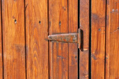 kırmızı ahşap zemin