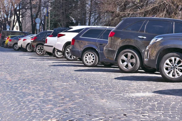 Auto's in een tijdelijk parkeerterrein — Stockfoto