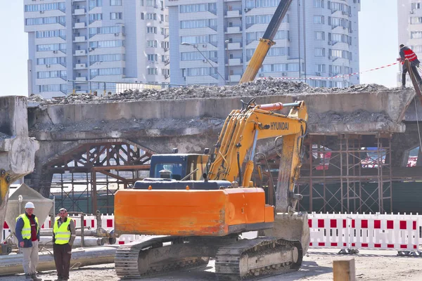 Демонтаж старого аварійного мосту — стокове фото