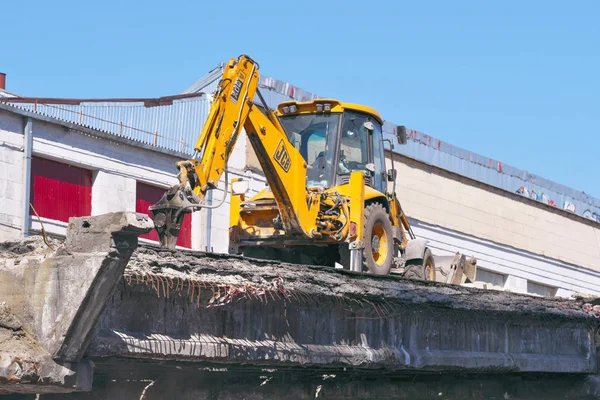Dismantling of the old emergency bridge — Stock Photo, Image